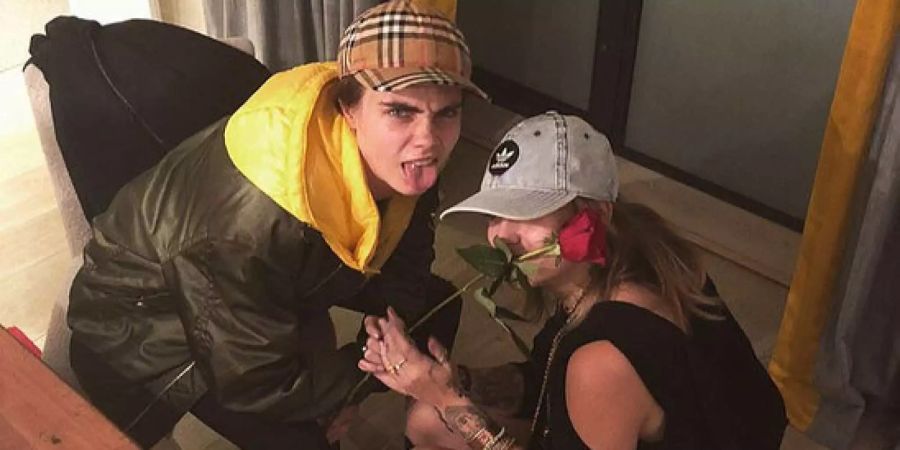 Cara Delevingne und Paris Jackson outen sich als Liebespaar.