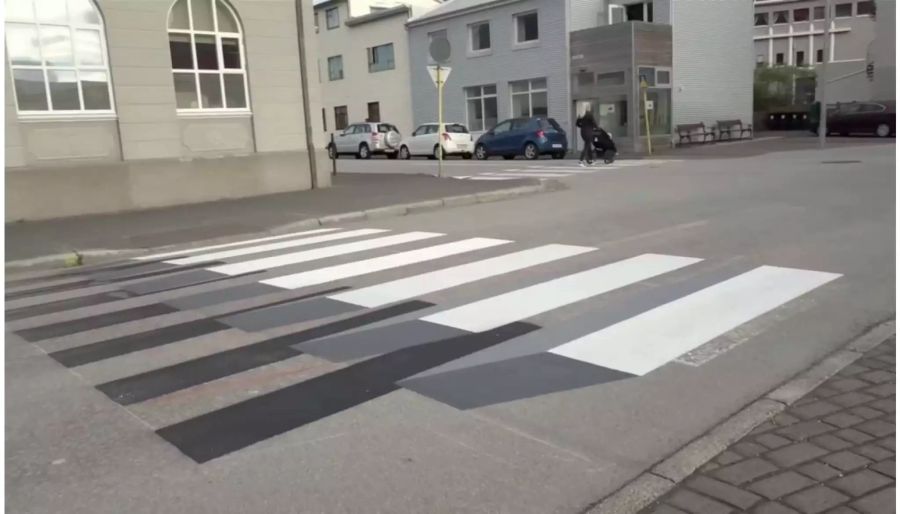 Erzielt wird der Effekt durch geschicktes aufmalen auf dem Asphalt.