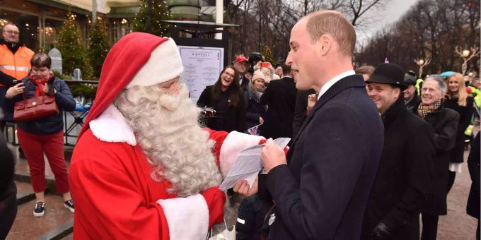 Prinz William gibt beim Weihnachtsmann den Wunschzettel von Sohn George ab. Prinz William gibt beim Weihnachtsmann den Wunschzettel von Sohn George ab.