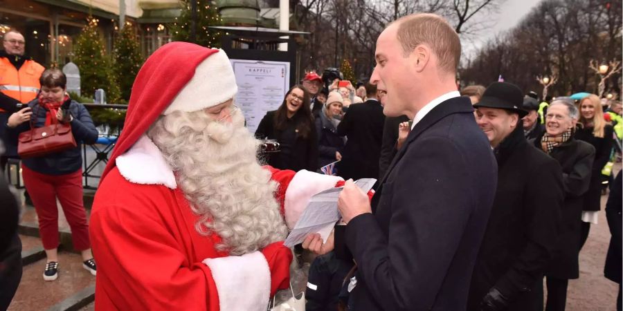 Prinz William gibt beim Weihnachtsmann den Wunschzettel von Sohn George ab.