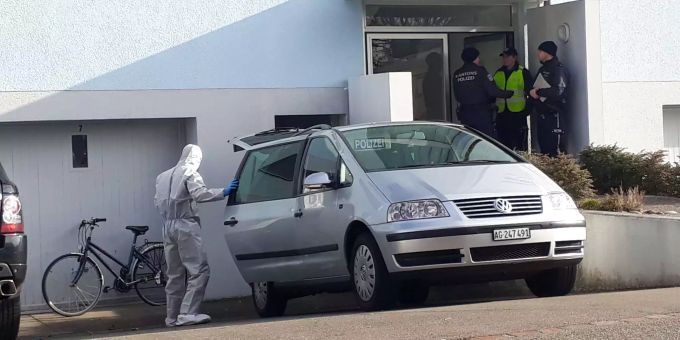 Der Eingang des Mehrfamilienhauses, in dem die beiden toten Frauen gefunden wurden. Der Eingang des Mehrfamilienhauses, in dem die beiden toten Frauen gefunden wurden.