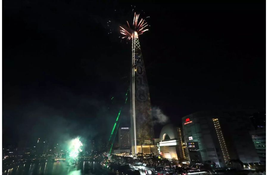 Silvester-Raketen explodieren beim Feuerwerk über dem Lotte World Tower in Seoul (KOR)