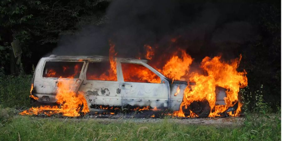 Das Auto wurde bei dem Brand komplett zerstört.