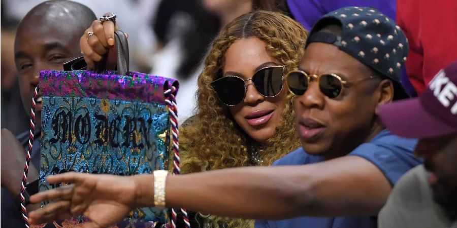 Beyoncé mit Ehemann Jay-Z an einem NBA-Spiel.