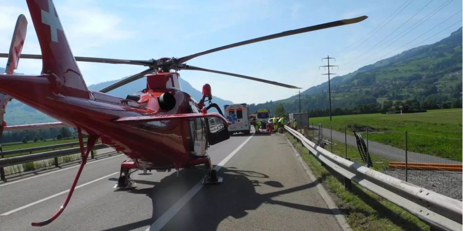 Die Rega musste mit einem Helikopter auf der Autobahn landen.