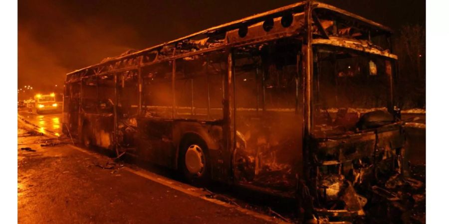 Der Nachtbus fing Feuer nach einer Frontalkollision mit einem Lastwagen (Symbolbild).