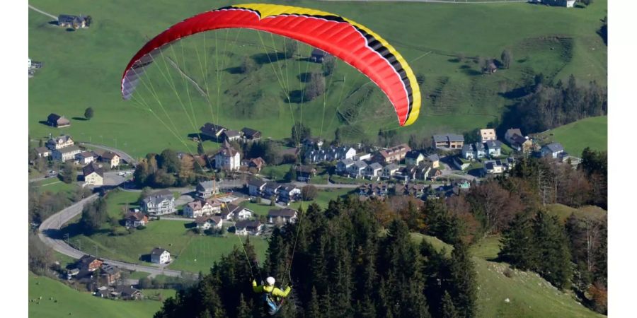 Ein Gleitschirmflieger geniesst einen Flug von der Ebenalp im Kanton Appenzell Innerhoden.