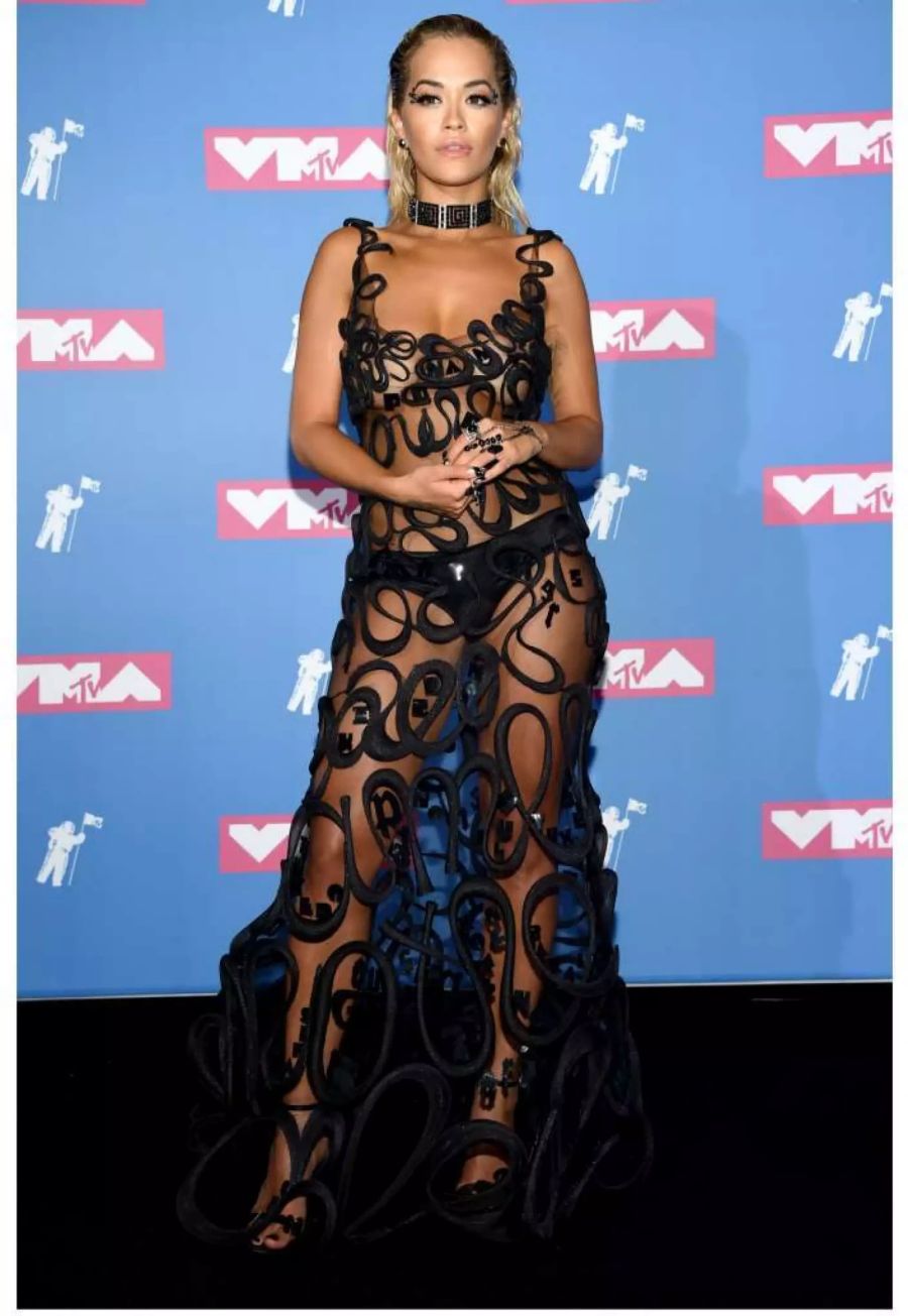 Ganz schön sexy: Sängerin Rita Ora kommt an die 35. MTV Video Music Awards in durchsichtigem Spitzen-Kleid. Ein schwarzes Höschen verdeckt nur das Nötigste.