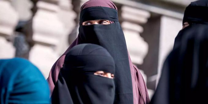 Jetzt streitet Frankreich über ein erweitertes Burkaverbot. Frankreich Burka