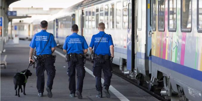 Die italienische Grenzkontrolle schaut genau, wer in das sonnige Land einreisen möchte. (Symbolbild) SBB Eurocity an der Grenze