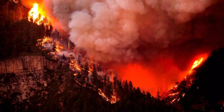 Ein Waldbrand breitet sich über den Hermosa Cliffs über dem US-Highway 550 aus.