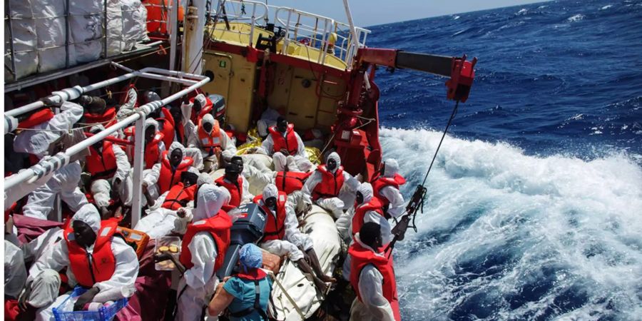 Das Rettungsschiff «Seefuchs» der Regensburger Organisation Sea-Eye. Wegen schlechter Wetterbedingungen im Mittelmeer ist das Rettungsschiff der deutschen Hilfsorganisation mit 119 Migranten an Bord selbst in Schwierigkeiten geraten.