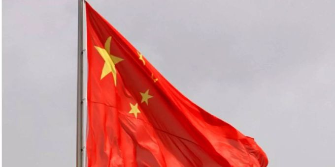 Die chinesische Flagge weht im Wind. china