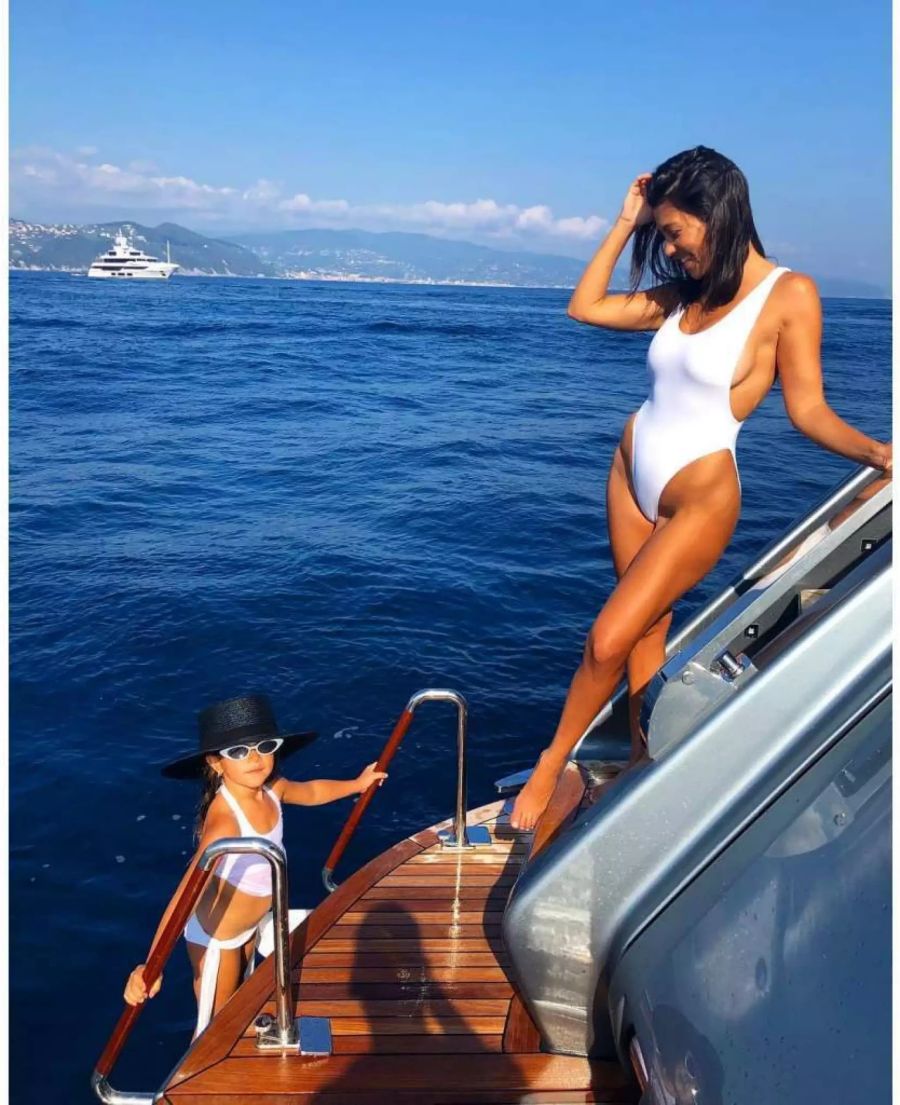 Kourtney Kardashian schafft es in Portofino (I), den Trend auf einen Badeanzug anzupassen.