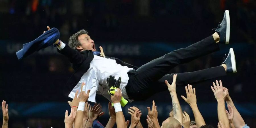 Luis Enrique wird von den Barça-Spielern nach dem Gewinn der Champions League gefeiert.