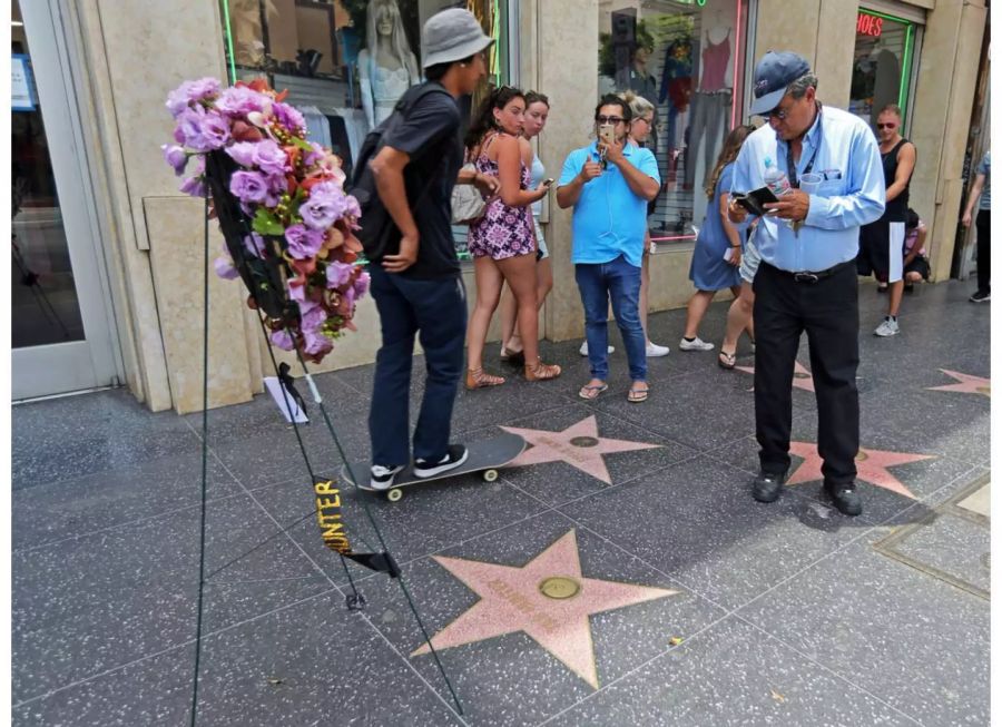 Ein Blumenkranz schmückt Tab Hunters Stern auf dem «Walk of Fame» in Hollywood.