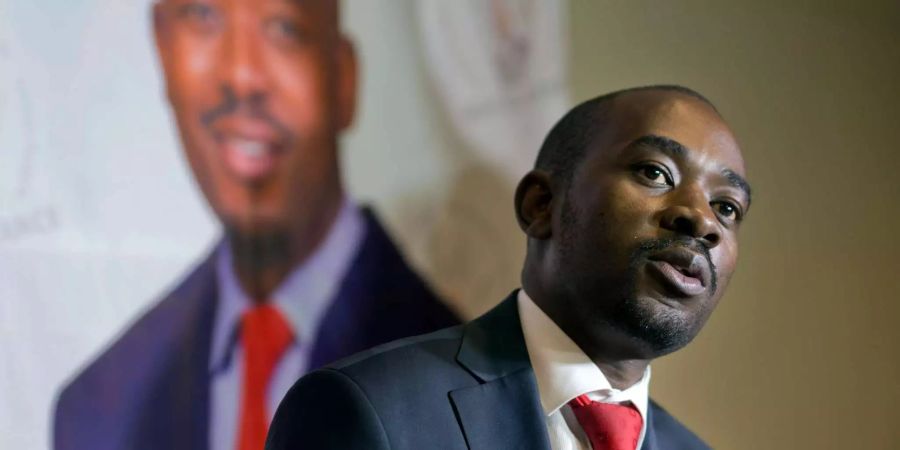 Simbabwes Oppositionskandidat Nelson Chamisa spricht an einer Pressekonferenz am 2. August in Simbabwes Hauptstadt Harare. Chamisa spricht davon, dass die Polizei das Hauptquartier seiner Partei in der Hauptstadt durchsucht habe und Computer konfisziert habe. Die Polizei spricht von 18 Personen, die verhaftet wurden.