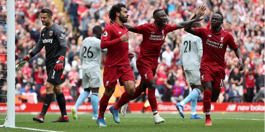 Liverpools Mohamed Salah (links) jubelt mit Neuzugang Naby Keita (Mitte) aus Leipzig nach seinem Tor im Spiel gegen West Ham United.