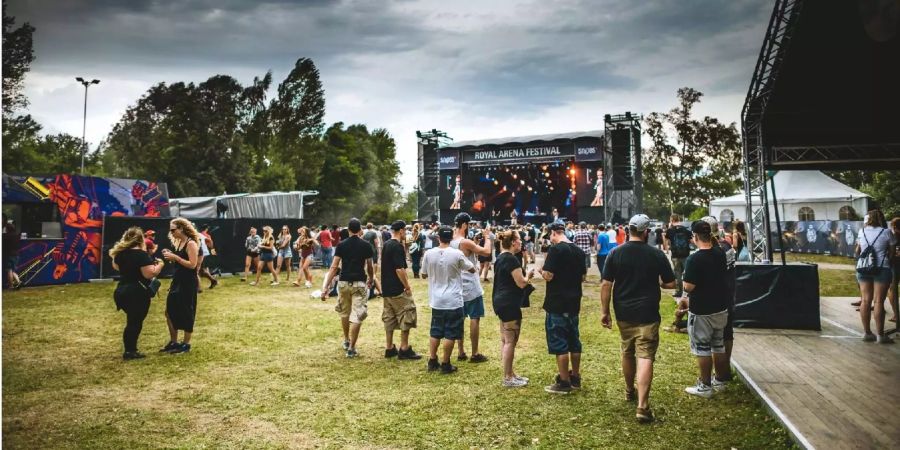 Besucher vor einer Bühne am Royal Arena Festival.