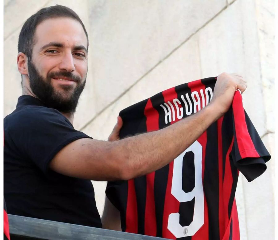 Gonzalo Higuain bei seiner Präsentation auf der Piazza del Duomo in Mailand.