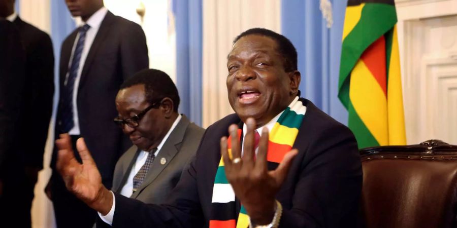 Simbabwes Präsident Emmerson Mnangagwa während einer Pressekonferenz.