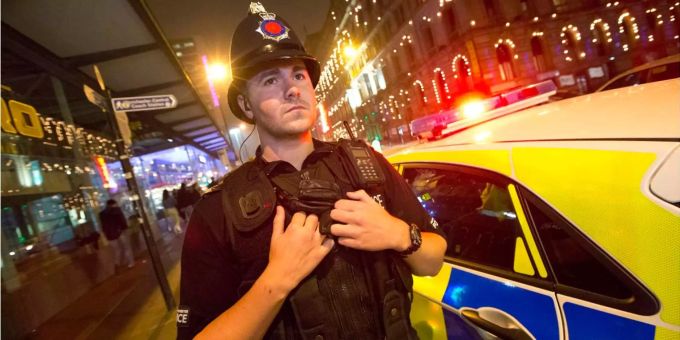 Bei einer grossangelegten Operation gegen den Drogenhandel haben Ermittler in Grossbritannien in dieser Woche mehr als 1000 Menschen festgenommen. (Symbolbild)) Manchester Polizist