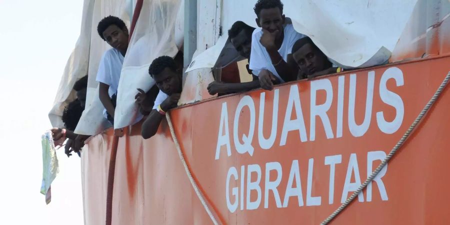 Das Rettungsschiff «Aquarius» kämpft auf der Fahrt nach Spanien mit hohen Wellen.