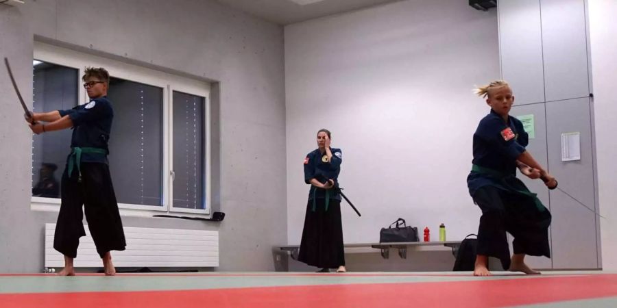 Die Samurai Laufschule lehrt Schüler Techniken auf einer langen Strecke.