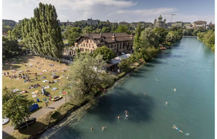 Die Aare war am Mittwoch 23,84 Grad heiss – das freut die Besucher des Freibad Marzili.