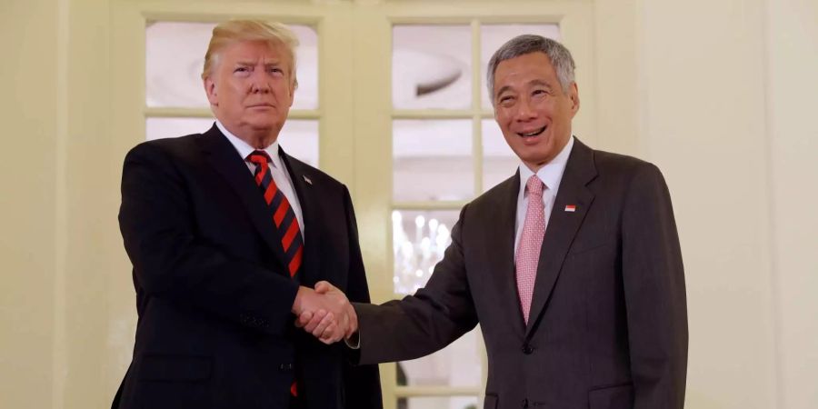 Letzte Vorbereitungen für das Gipfeltreffen: US-Präsident Donald Trump und Ministerpräsident Lee Hsien Loong bei einer gemeinsamen Besprechung hinter verschlossenen Türen.