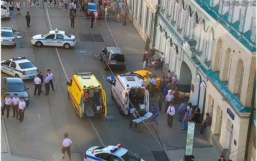 Das Bild einer Überwachungskamera zeigt den Einsatz von Polizei und Rettungskräften, nachdem ein Taxifahrer im Moskauer Stadtzentrum mehrere Passaten angefahren hat.