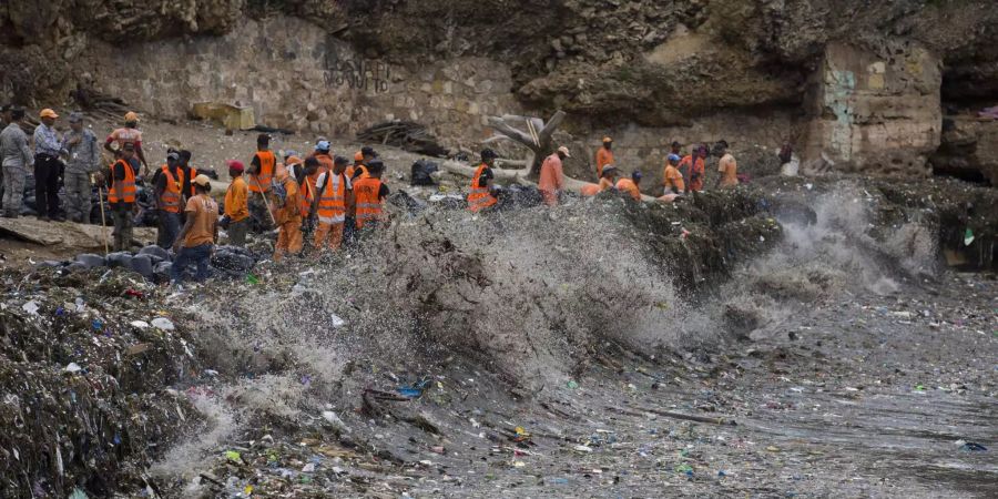 Die Reinigungsarbeiten am Playa de Montesinos kommen voran.