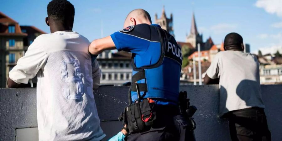 Linke beklagen rassistische Motive hinter den Polizei-Razzien. (Symbolbild)