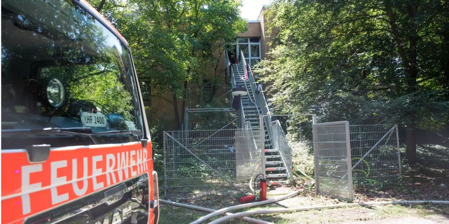 Ein Löschfahrzeug der Feuerwehr steht vor einer Asylunterkunft (Symbolbild).