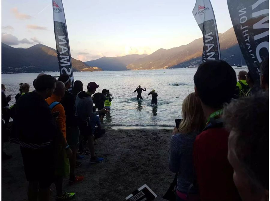 Die ersten Athleten steigen nach knapp einer Stunde wieder aus dem Lago Maggiore