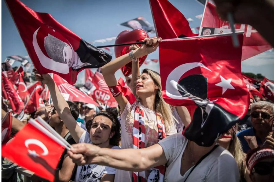 Anhänger der Oppositionspartei CHP nehmen an einer Wahlkampfveranstaltung teil, auf der Präsidentschaftskandidat Muharrem İnce eine Rede hält.