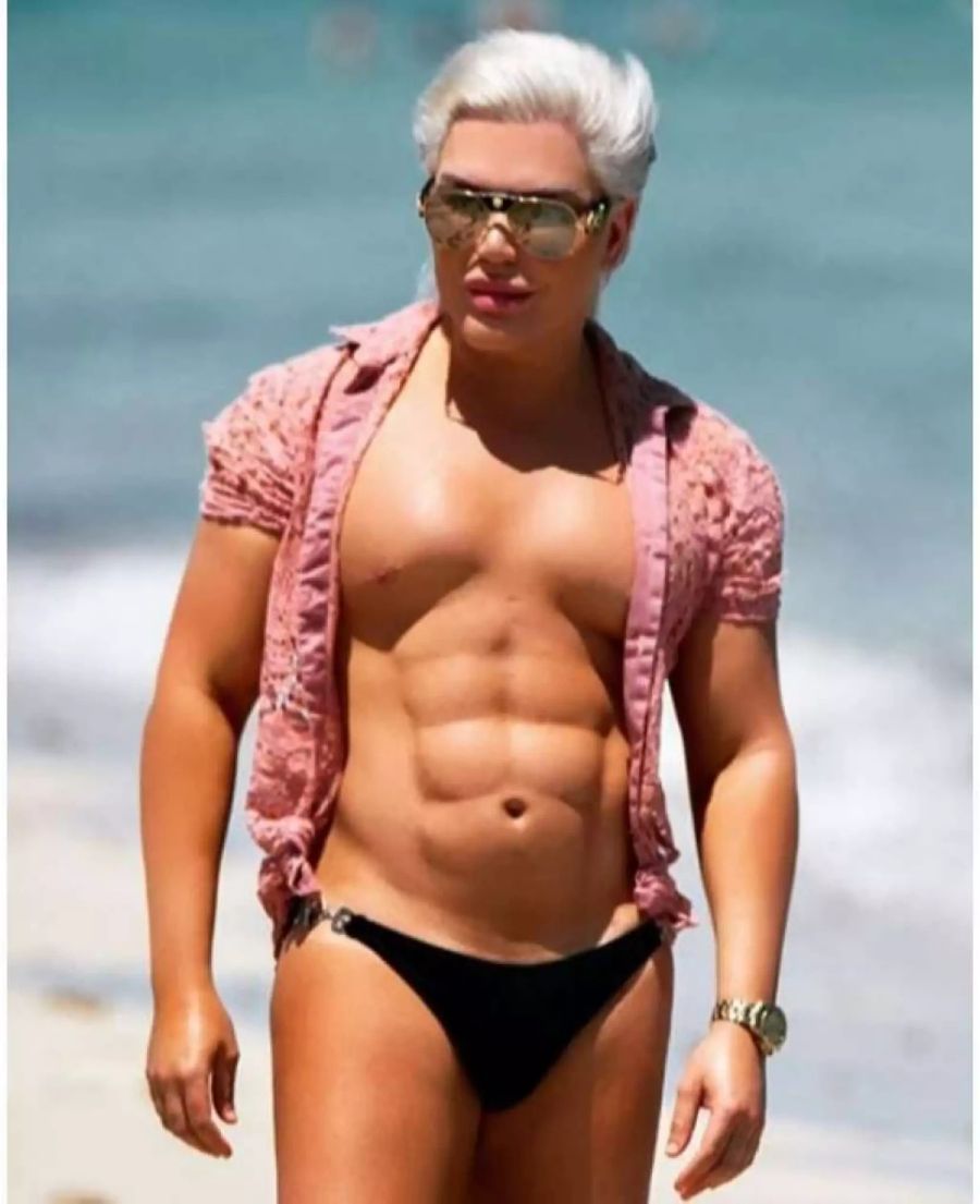 Sind die Muskeln echt? Rodrigo Alves trägt Bauchmuskeln wie Barbies Boyfriend Ken.