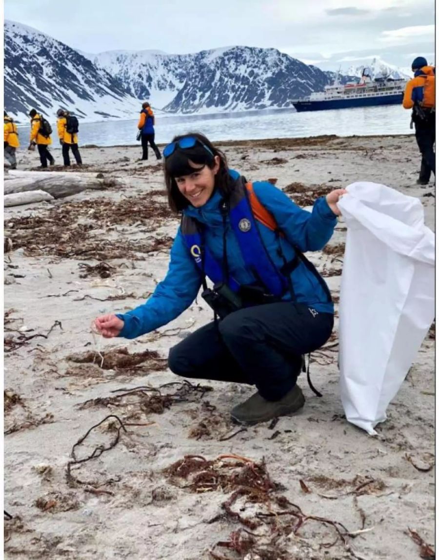 ... während Umweltschützer verbissen Teile der Arktis vom restlichen Abfallmaterial befreien.