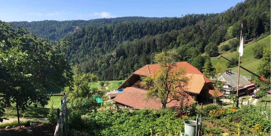 Der Hof von Armin Capaul liegt ganz idyllisch in Perrefitte im Berner Jura.