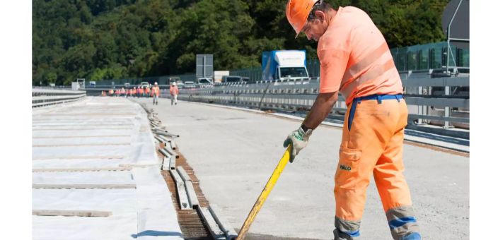 In langen Hosen in der Hitze schmoren? — Ab sofort im Strassenbau kein Thema mehr. In langen Hosen in der Hitze schmoren? — Ab sofort im Strassenbau kein Thema mehr.