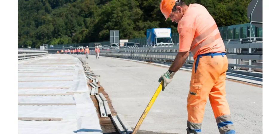 In langen Hosen in der Hitze schmoren? — Ab sofort im Strassenbau kein Thema mehr.