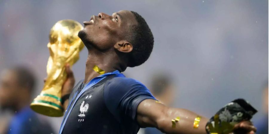 Paul Pogba mit dem Weltmeister-Pokal.