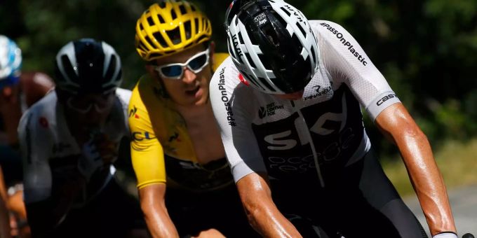 Chris Froome wird im Aufstieg zur Alpe d'Huez malträtiert. Chris Froome