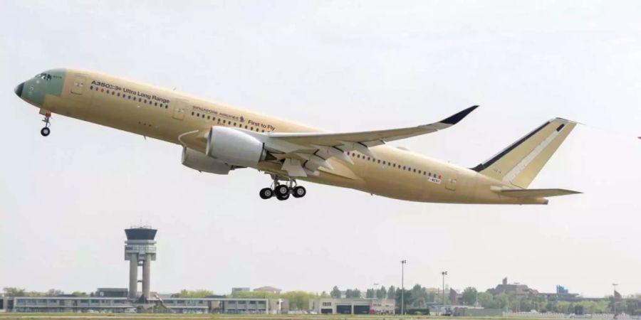 Der A350-900ULR bei seinem ersten Testflug in Toulouse (F). Singapore Airlines ist Erstkunde und wird damit bald wieder den längsten Flug der Welt anbieten.