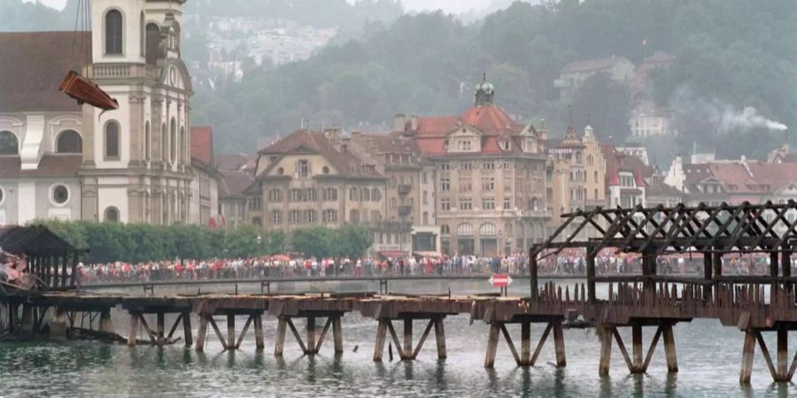 Am Tag nach dem Brand wird das Ausmass der Zerstörung sichtbar, welche der Brand am 650 Jahre alten Bauwerk verursacht hat.