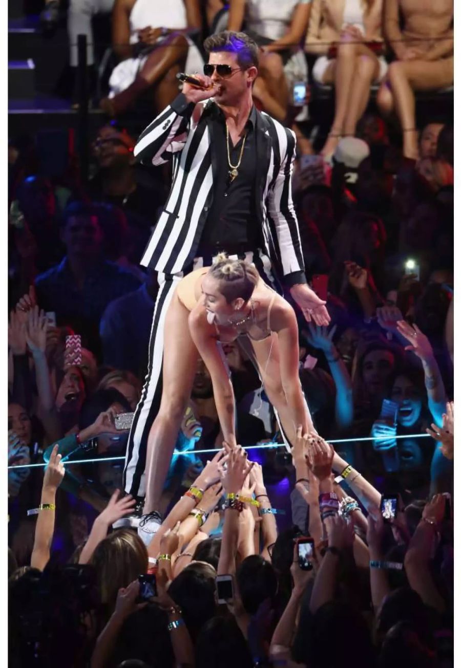 Skandal-Auftritt: Miley twerkt 2013 vor Robin Thicke an den MTV Video Music Awards. Ihr lasziver Auftritt soll Schuld an seinem Ehe-Aus mit Paula Patton gewesen sein.