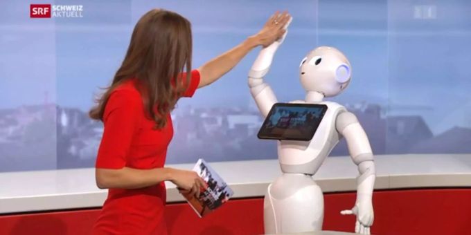 Bigna Silberschmidt und Roboter Pepper geben sich ein High Five. Bigna Silberschmidt und Roboter Pepper geben sich ein High Five.