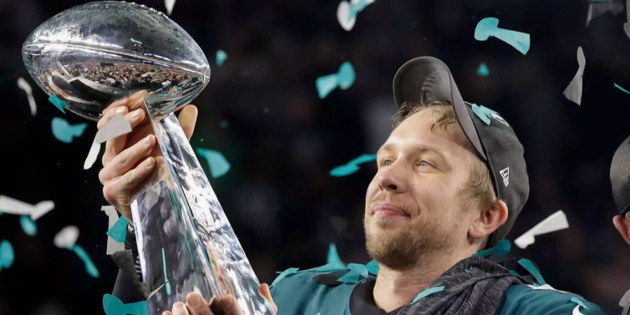 Nick Foles, Quarterback der Philadelphia Eagles, mit der Siegertrophäe.