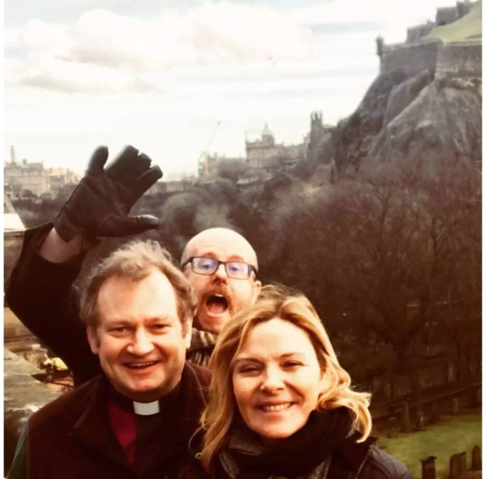 Lächelt tapfer: Cattrall an der Beisetzung ihres jüngeren Bruders in Schottland. Lächelt tapfer: Cattrall an der Beisetzung ihres jüngeren Bruders in Schottland.