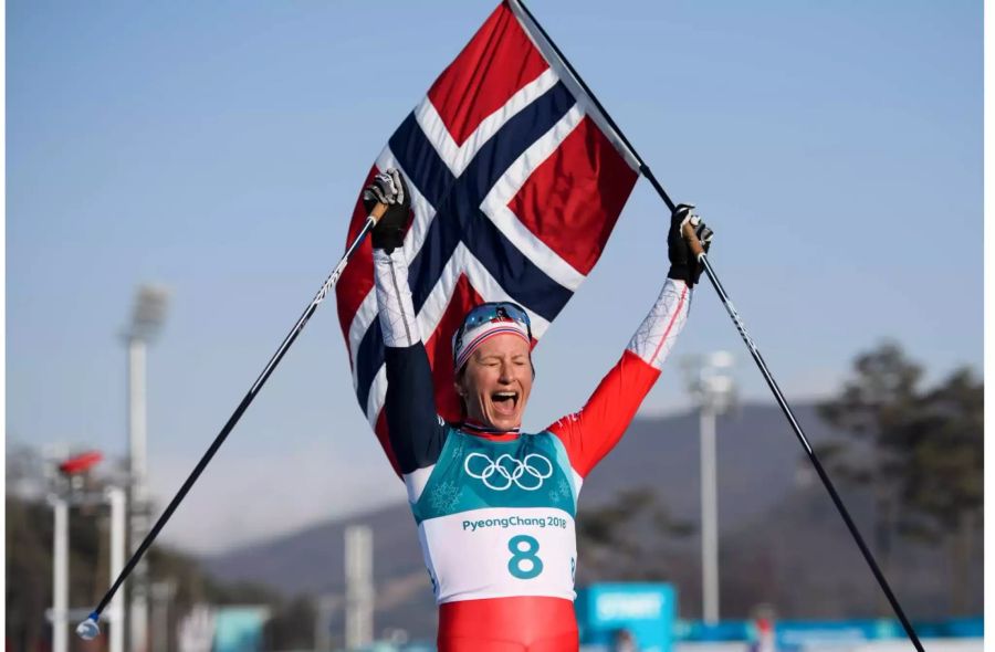 Die Norwegerin Marit Björgen krönt sich zur besten Winter-Olympionikin aller Zeiten und holt im Langlauf-Rennen über 30-Kilometer ihre achte Goldmedaille.